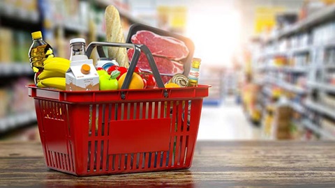 Cesto de supermercado com produtos alimentares